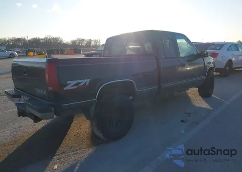 1998 Chevrolet K1500 Fleetside z USA, uszkodzony, nr VIN 1GCEK19R7WR129378